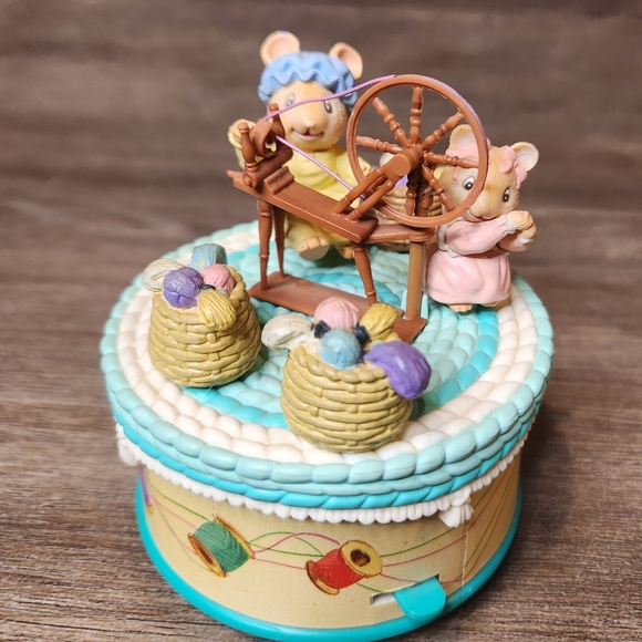 Enesco Accents Vintage 993 Enesco Spinning Wheel Song Mouse Music